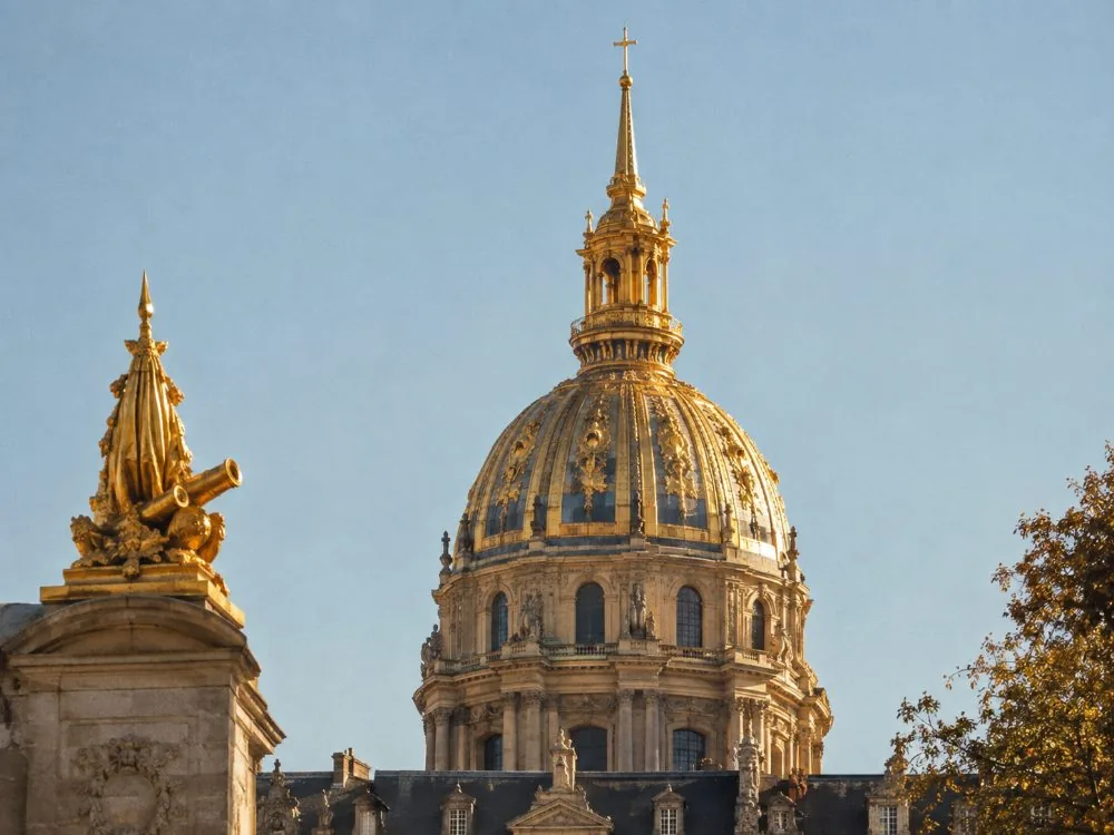 The gilded Dôme des Invalides seen from the esplanade under a clear sky